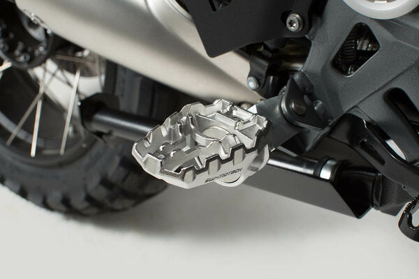 *FOOTREST SW MOTECH EVO . PIVOTABLE, TEETHED ELEMENTS OFFER 36 POSSIBLE SETTINGS.