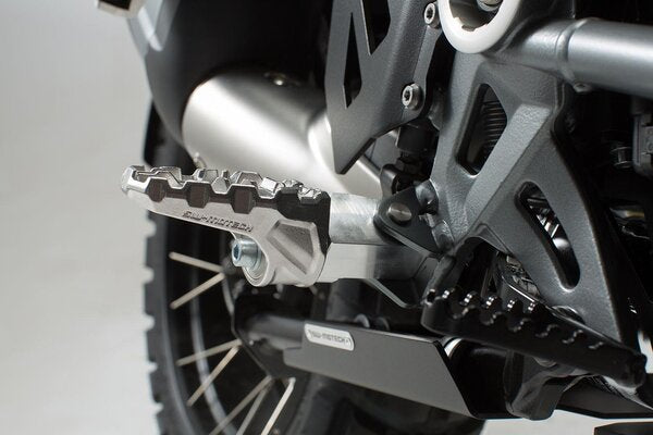 *FOOTREST SW MOTECH EVO . PIVOTABLE, TEETHED ELEMENTS OFFER 36 POSSIBLE SETTINGS.