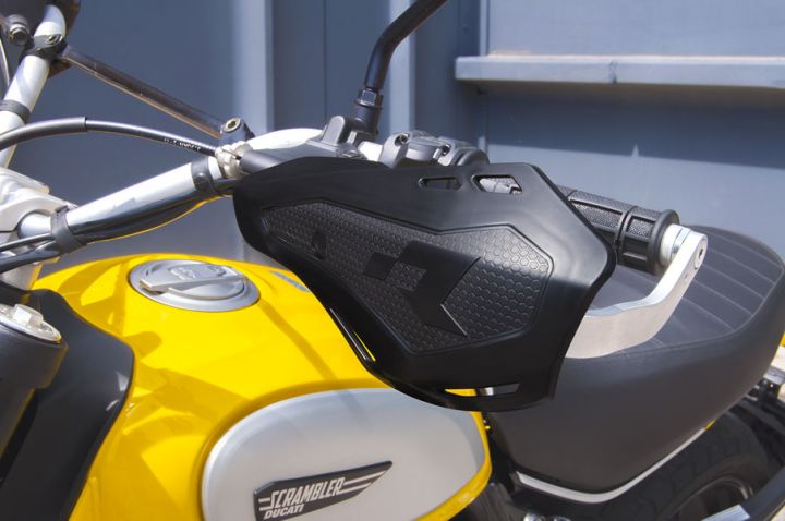 HANDGUARDS RTECH HP1 UNIVERSAL NAKED & SCRAMBLER STYLE STREET ROAD BIKES PLASTIC + BLACK BARS